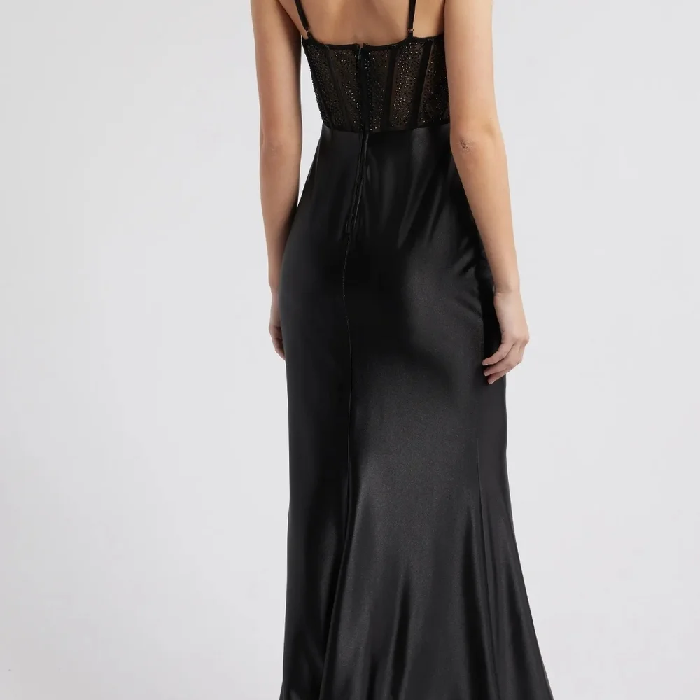 Elegant Black Evening Gown - Picture 3 of 6